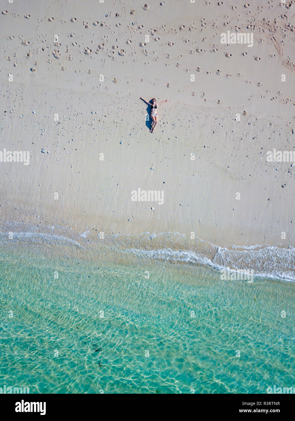 Indonesia, Bali, Melasti, vista aerea del Karma Kandara beach, donna sdraiata sulla spiaggia Foto Stock