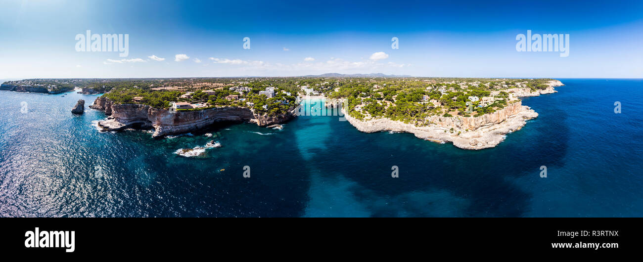 Isole Baleari Spagna, Mallorca, veduta aerea della baia di Cala Santanyi, spiaggia e Roca FESA ABOGADOS Foto Stock