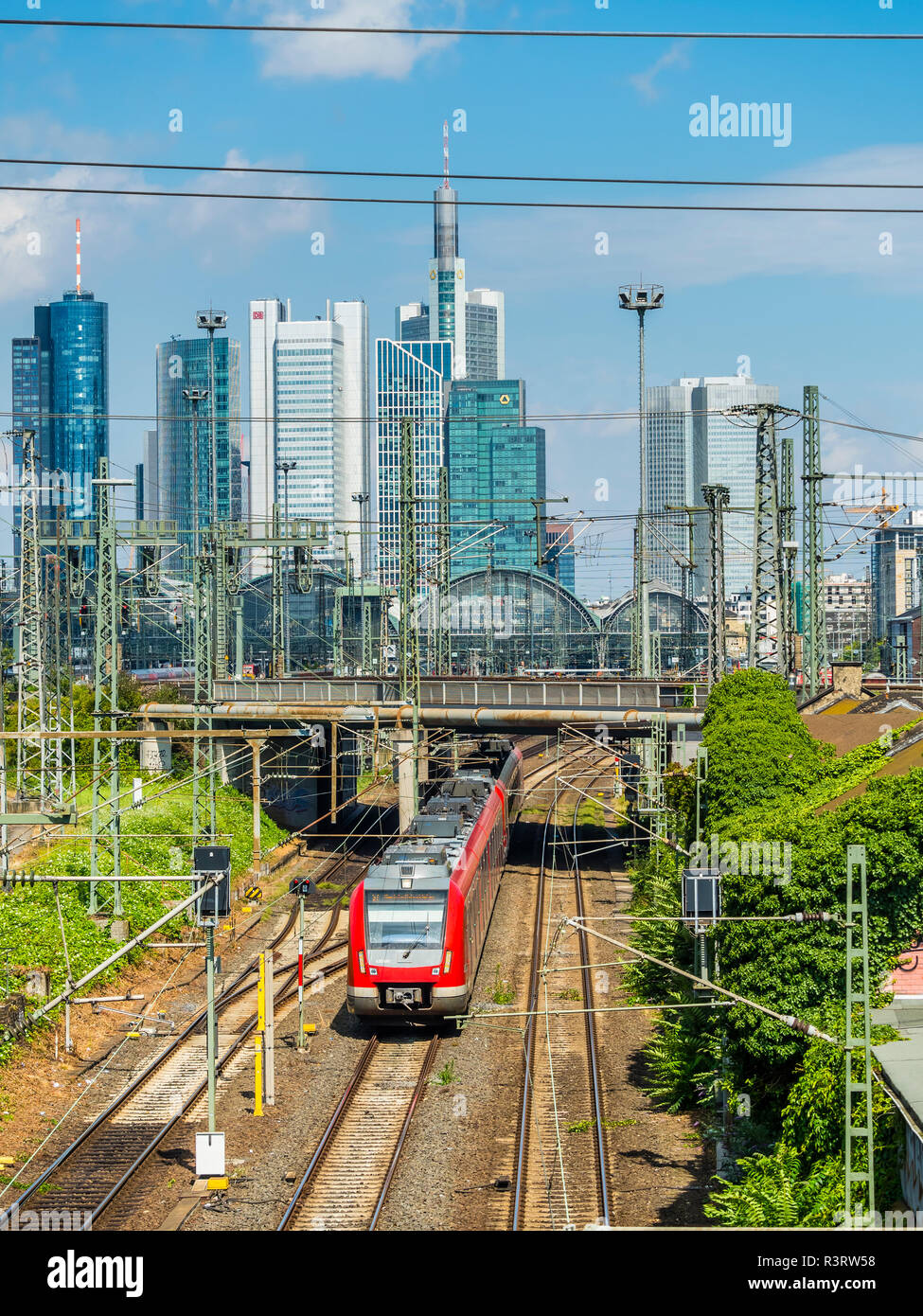 Germania, Francoforte, visualizzare la stazione centrale con il quartiere finanziario in background Foto Stock