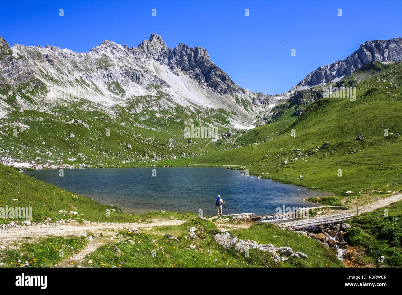 Austria Vorarlberg, Escursionista permanente al lago di montagna Foto Stock