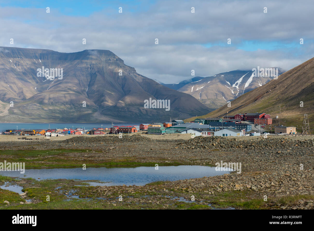 Norvegia, Spitsbergen. Panoramica Panoramica della città capitale di Longyearbyen. Foto Stock