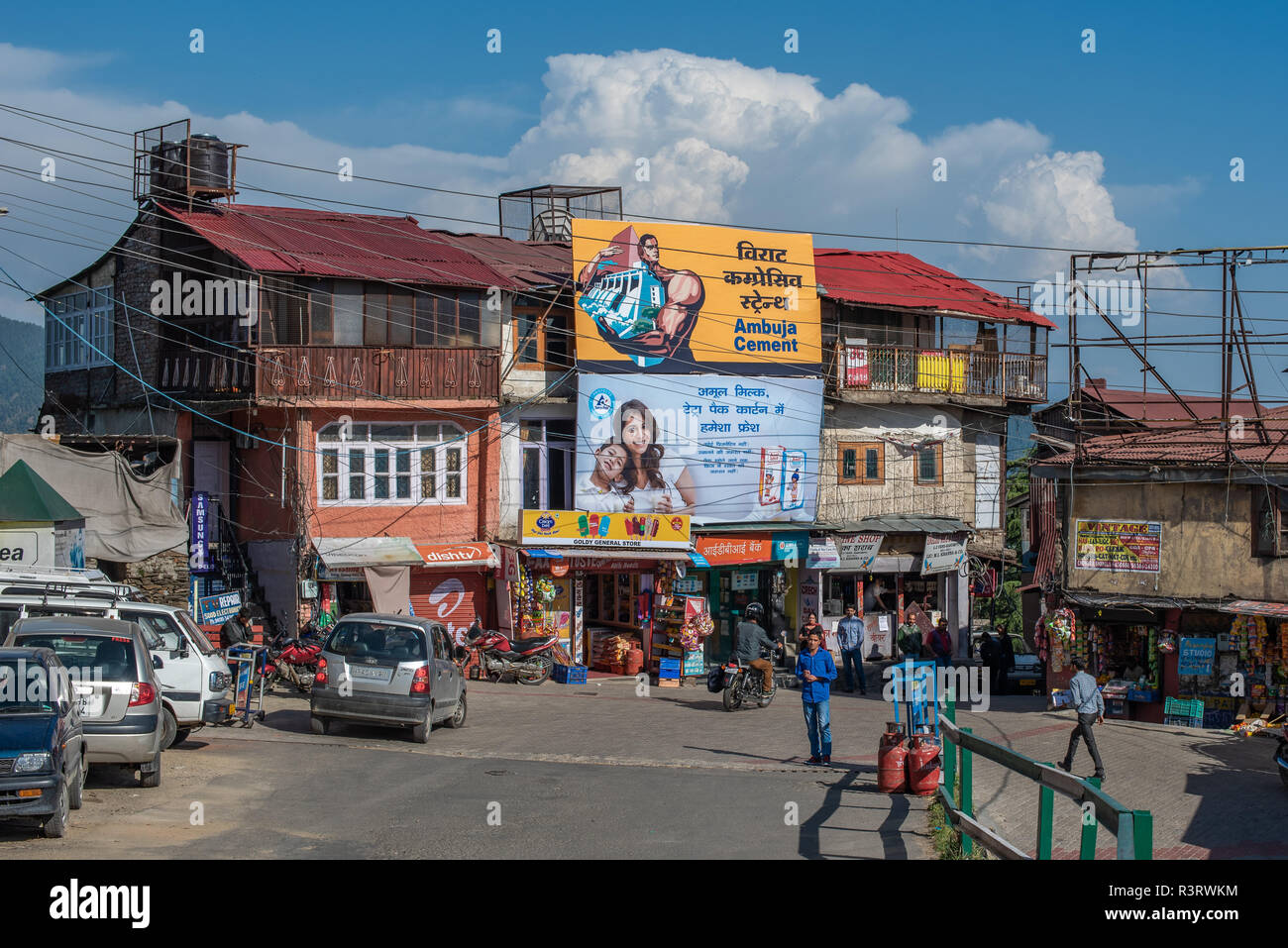 Una scena di strada con una casa di spicco nel mercato Kasumpti in Shimla, Himachal Pradesh, India Foto Stock