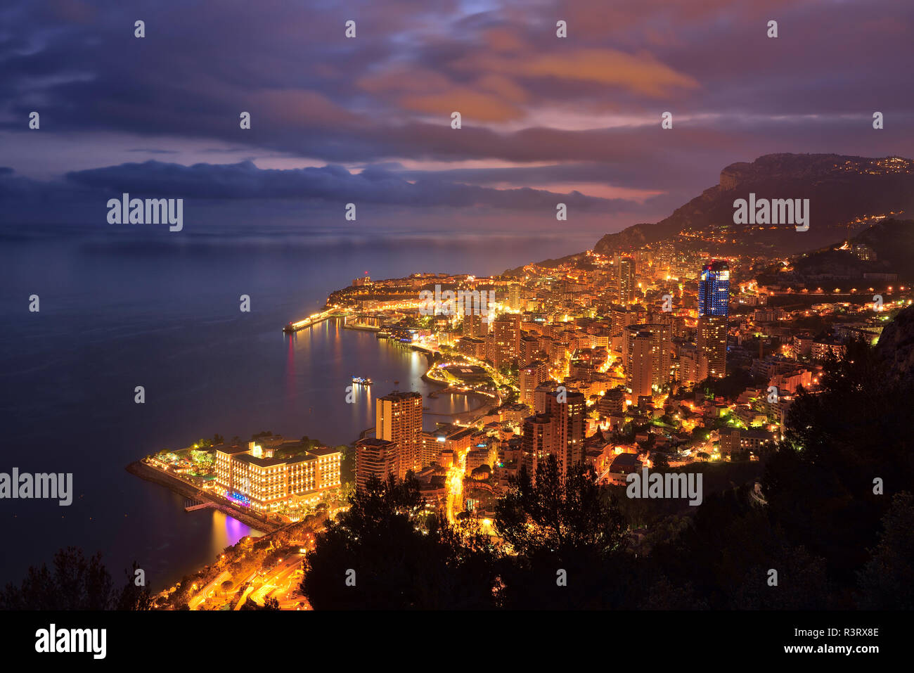 Il Principato di Monaco e Monte Carlo, vista città lightes al crepuscolo Foto Stock