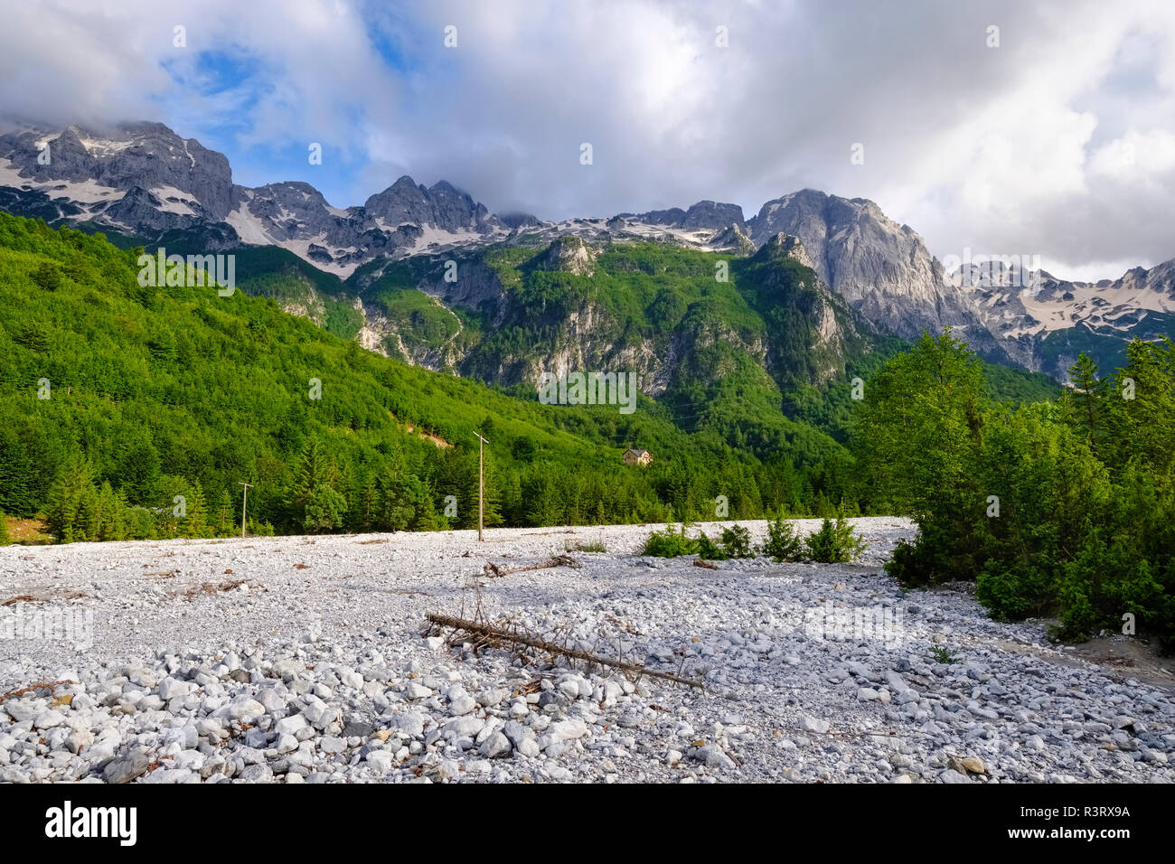 Albania, Kukes County, Alpi Albanesi, Valbona National Park, Hotel Margjeka, Valbona riverbed Foto Stock