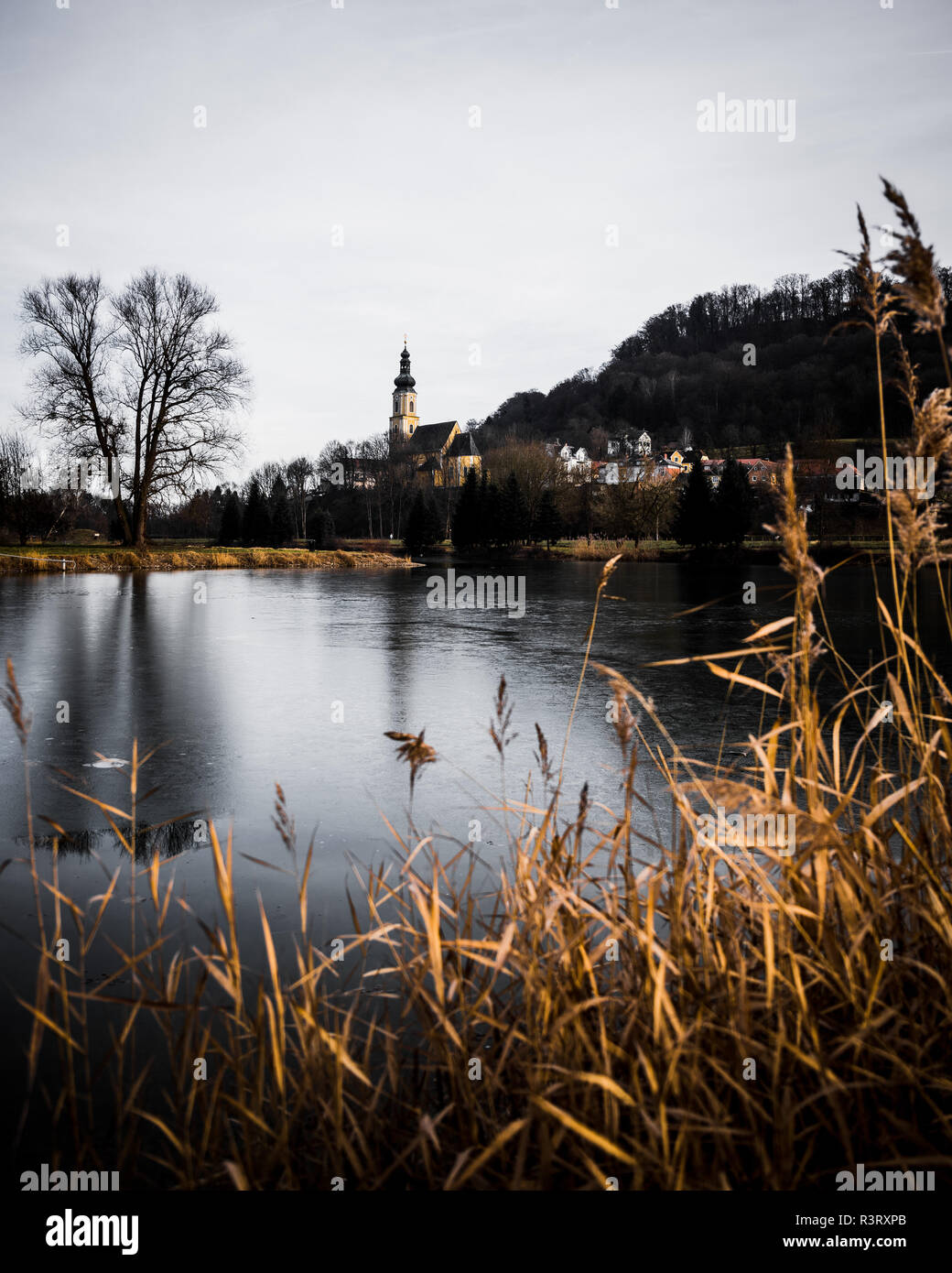 Chiesa Wildon sopra il lago in Wildon, Austria Foto Stock