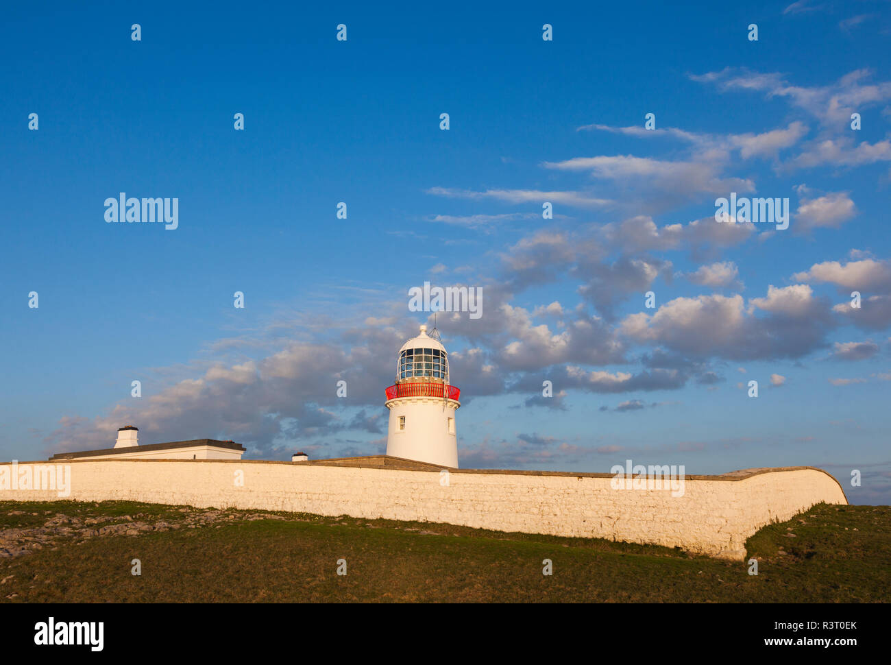 Irlanda, County Donegal, San Giovanni punto, St. John's Point Lighthouse, crepuscolo Foto Stock