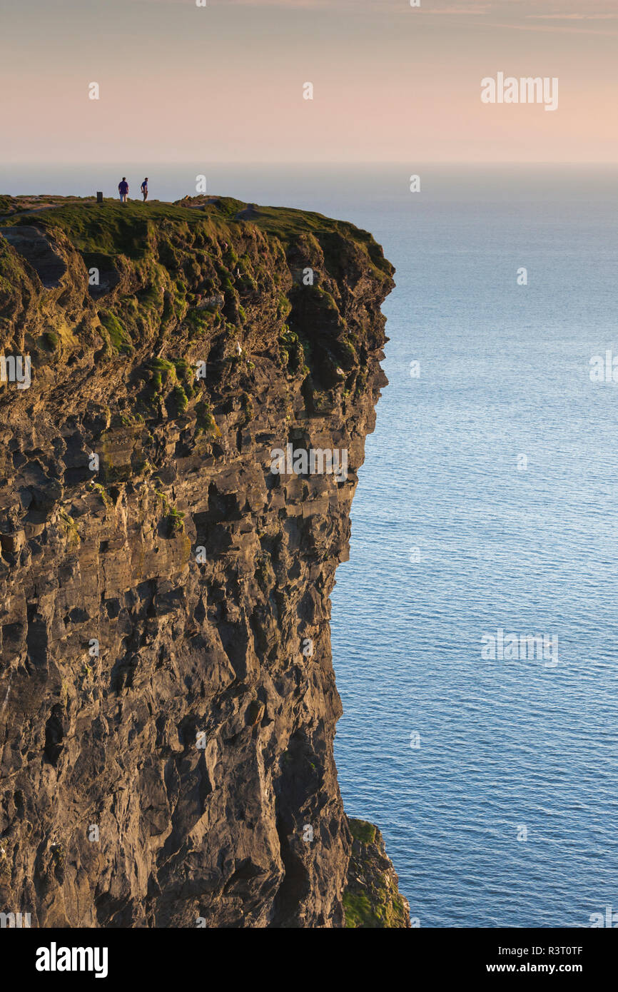 Irlanda, County Clare, scogliere di Moher, 200 metri di alte scogliere, crepuscolo Foto Stock