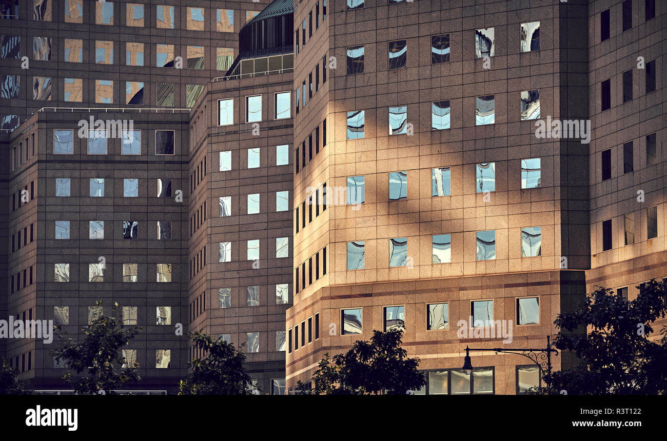 Sun riflessa da un edificio a un altro, dai toni di colore dell'immagine. Foto Stock