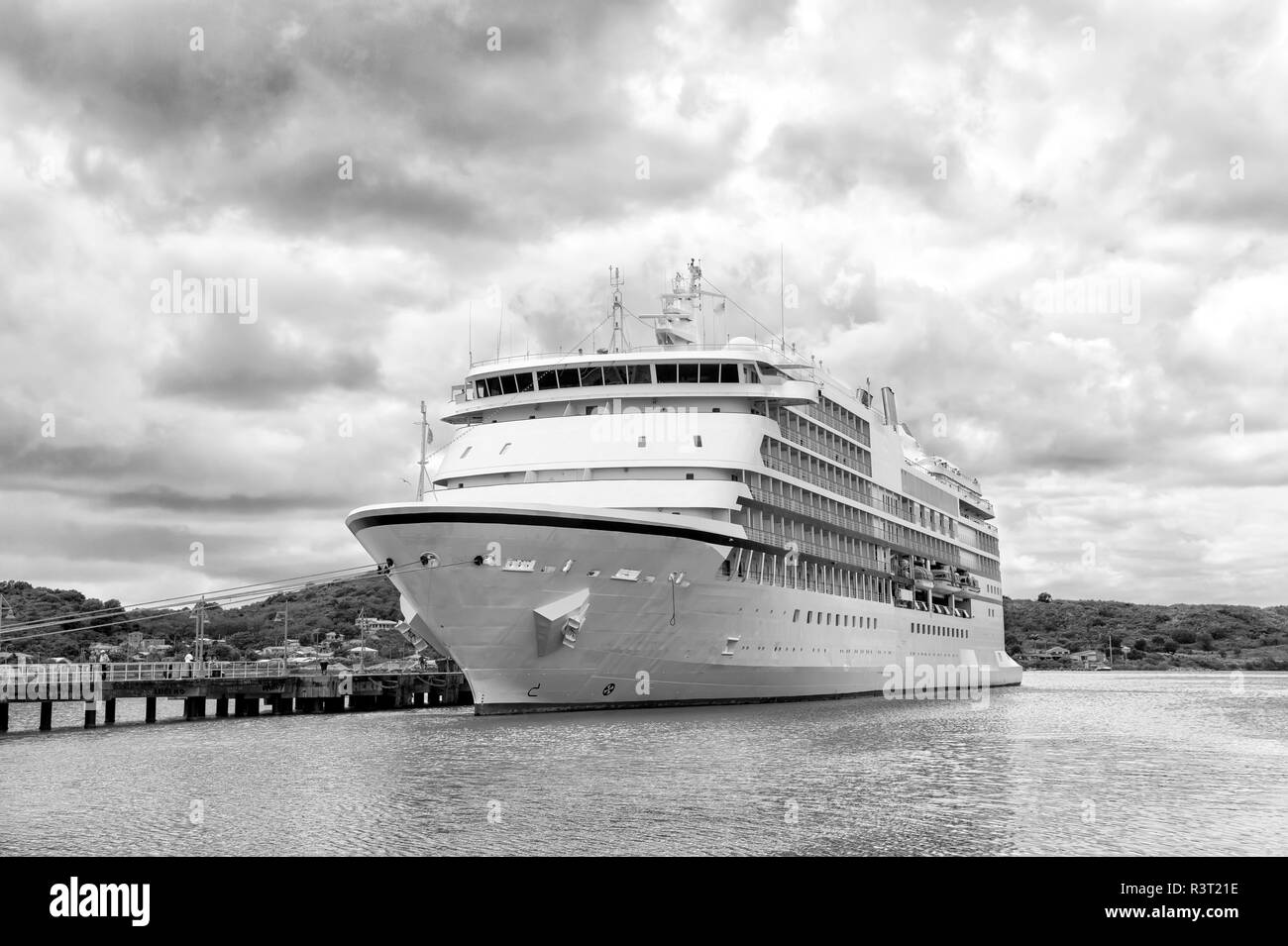 Grande nave da crociera, bella bianca yacht di lusso moderno motore veicolo all' ormeggio nel mar dei Caraibi Porto Molo di St John, Antigua, shore o bay su summe Foto Stock