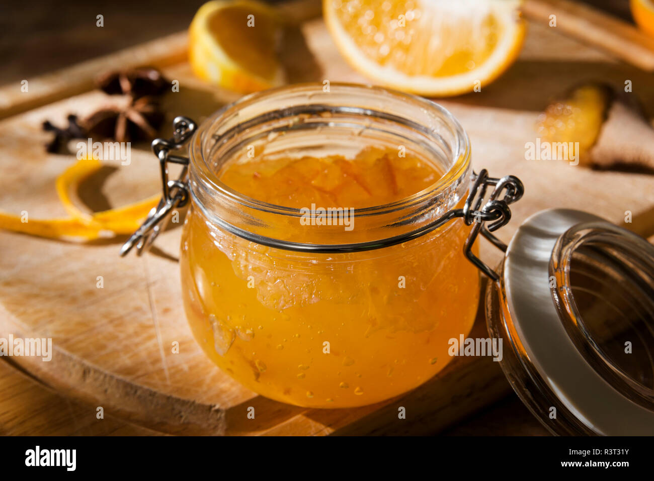 La conservazione di un vasetto di in casa marmellata di arance Foto Stock