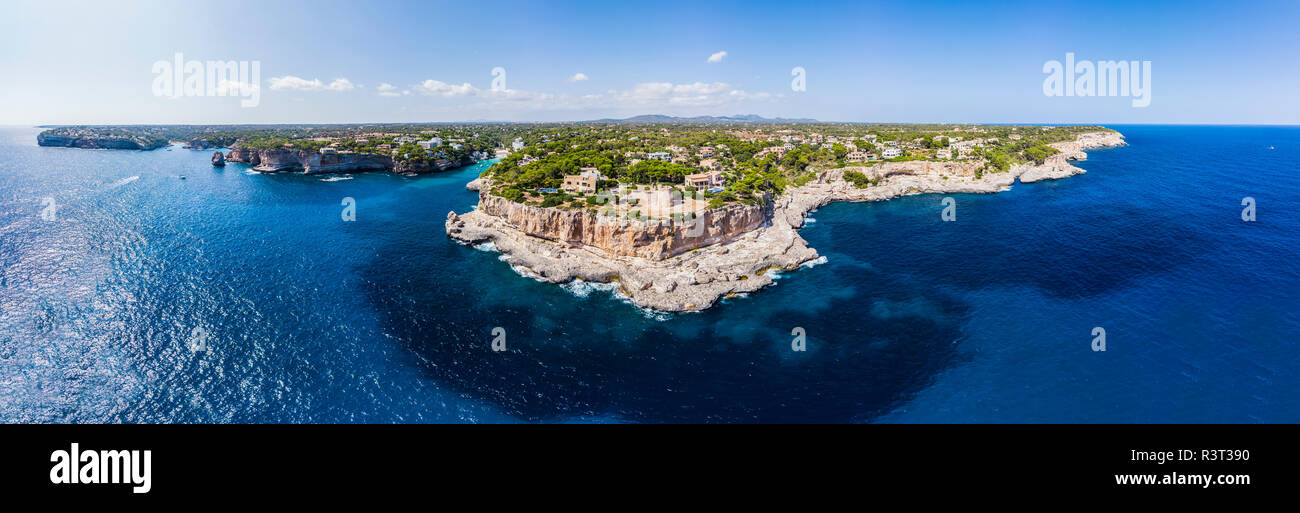 Isole Baleari Spagna, Mallorca, veduta aerea della baia di Cala Santanyi e Roca FESA ABOGADOS Foto Stock