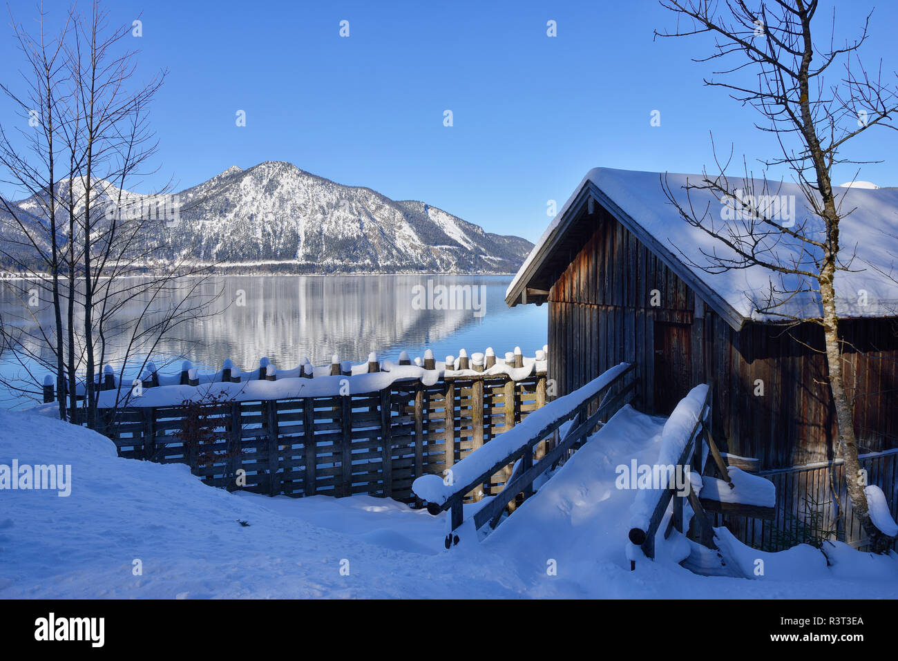 Germania, Bad Toelz-Wolfratshausen, boatshouse presso il lago di Walchen in inverno Foto Stock