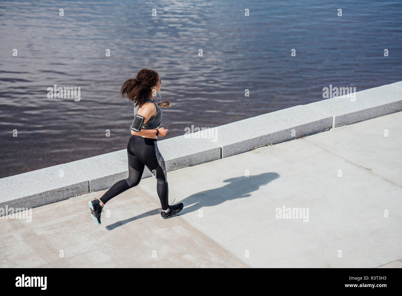 Atletica Giovane donna in esecuzione al Riverside Foto Stock