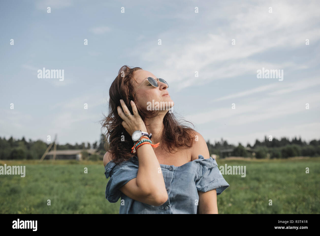 Donna disteso su un campo rurale Foto Stock