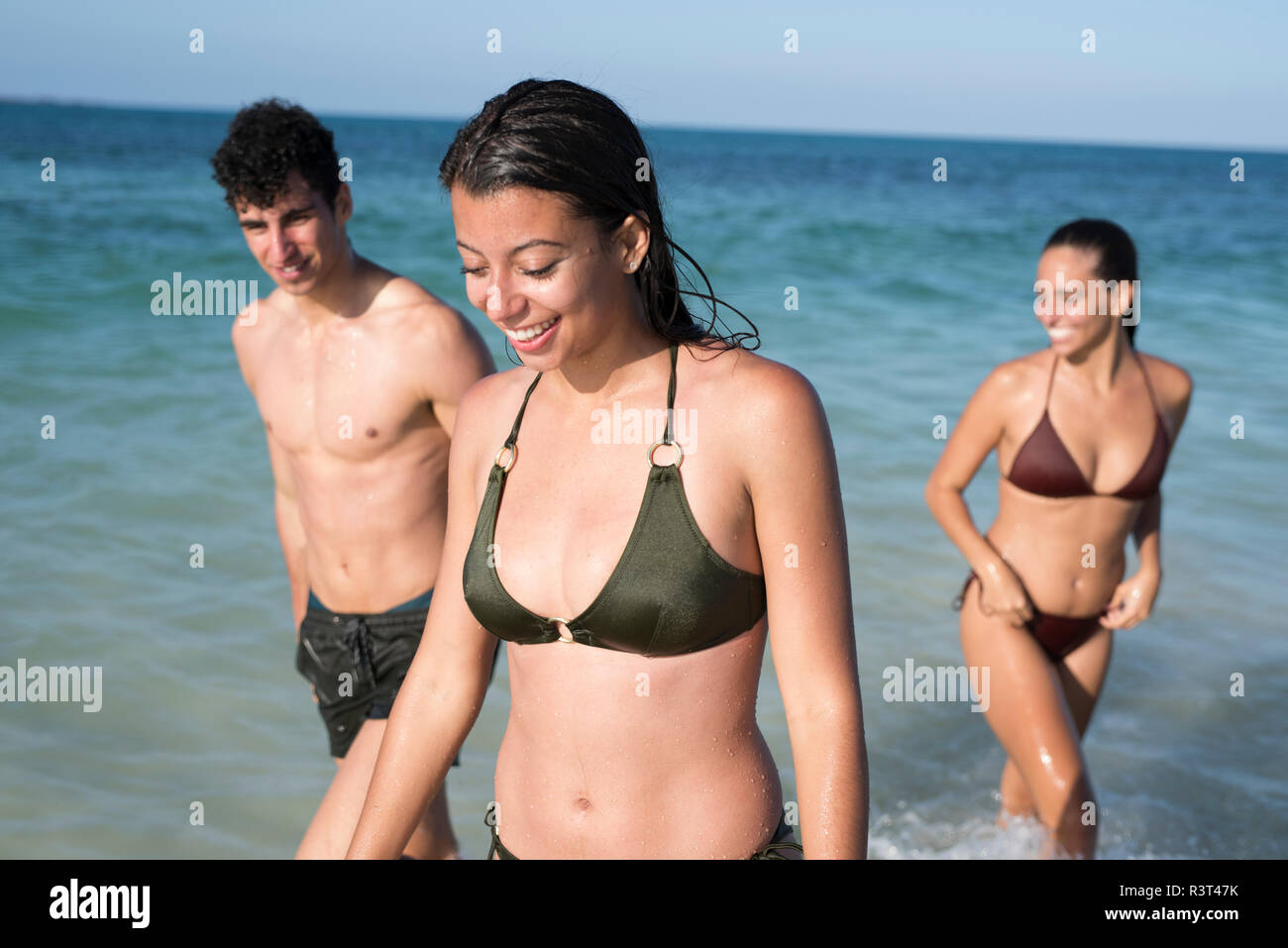 Happy amici di ottenere al di fuori del mare Foto Stock