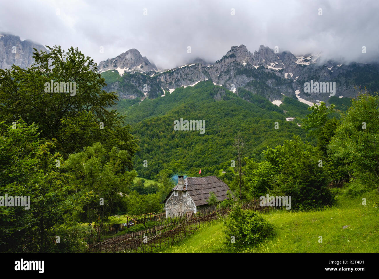 Albania, Kukes County, Rragam, Alpi Albanesi, Valbona National Park, una vecchia fattoria Foto Stock