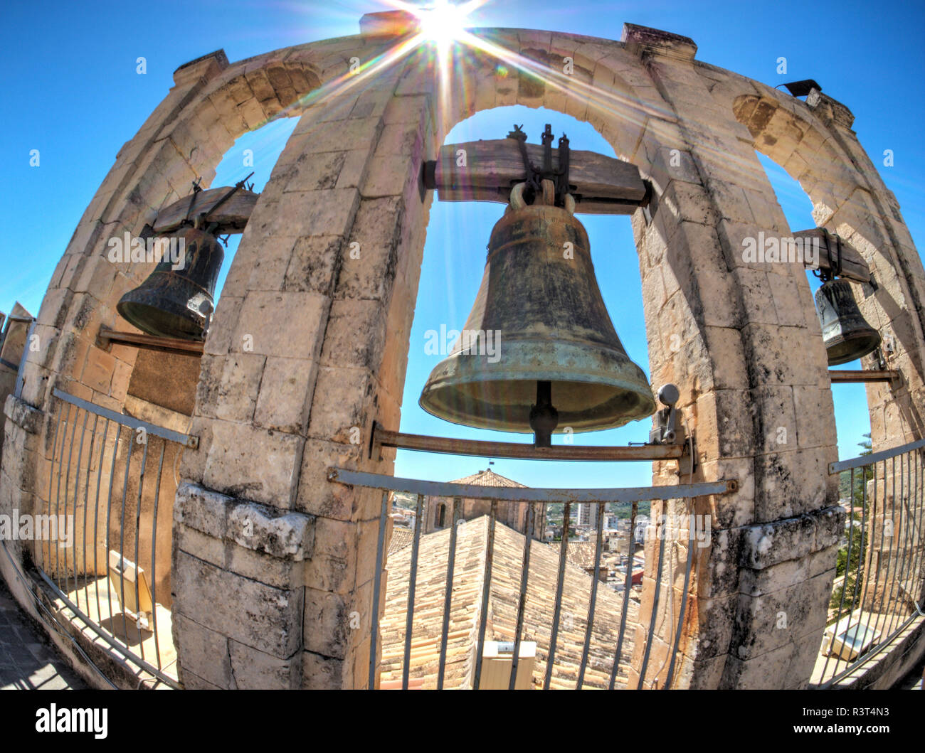 Bells affacciato sulla cattedrale barocca di San Nicolo Foto Stock