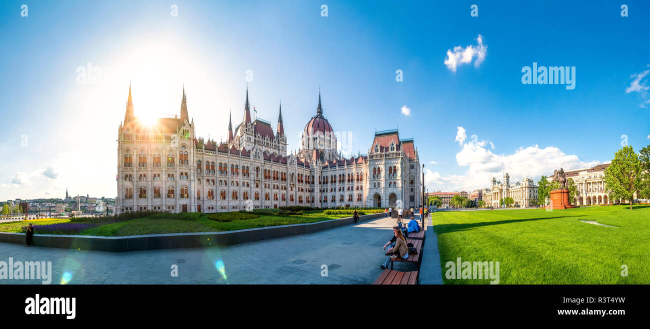 Ungheria, Budapest, edificio del Parlamento contro il sole Foto Stock