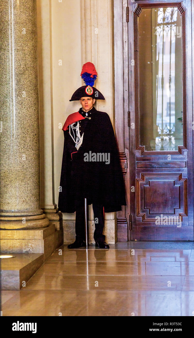 Ufficiale italiana indossando ornati in uniforme. Palazzo Madama, italiano il Palazzo del Parlamento, Roma, Italia. Palazzo costruito nel 1505 dalla famiglia Medici Foto Stock
