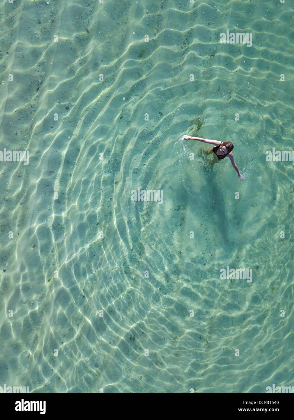 Indonesia, Bali, Melasti, vista aerea del Karma Kandara beach, una donna in acqua Foto Stock