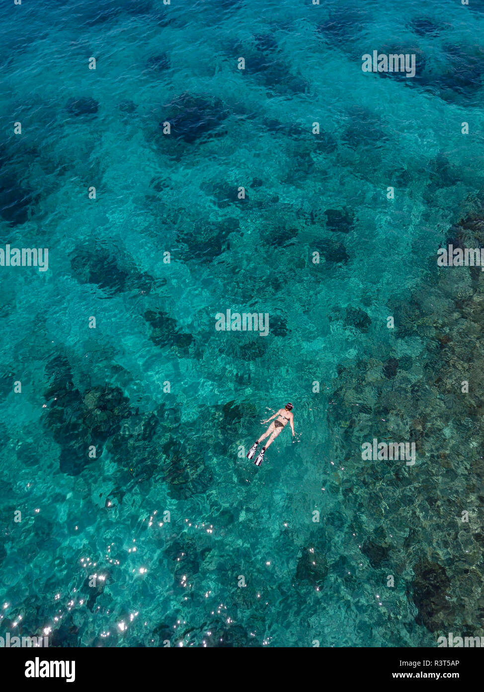 Indonesia, Bali, veduta aerea della laguna blu, snorkeler Foto Stock