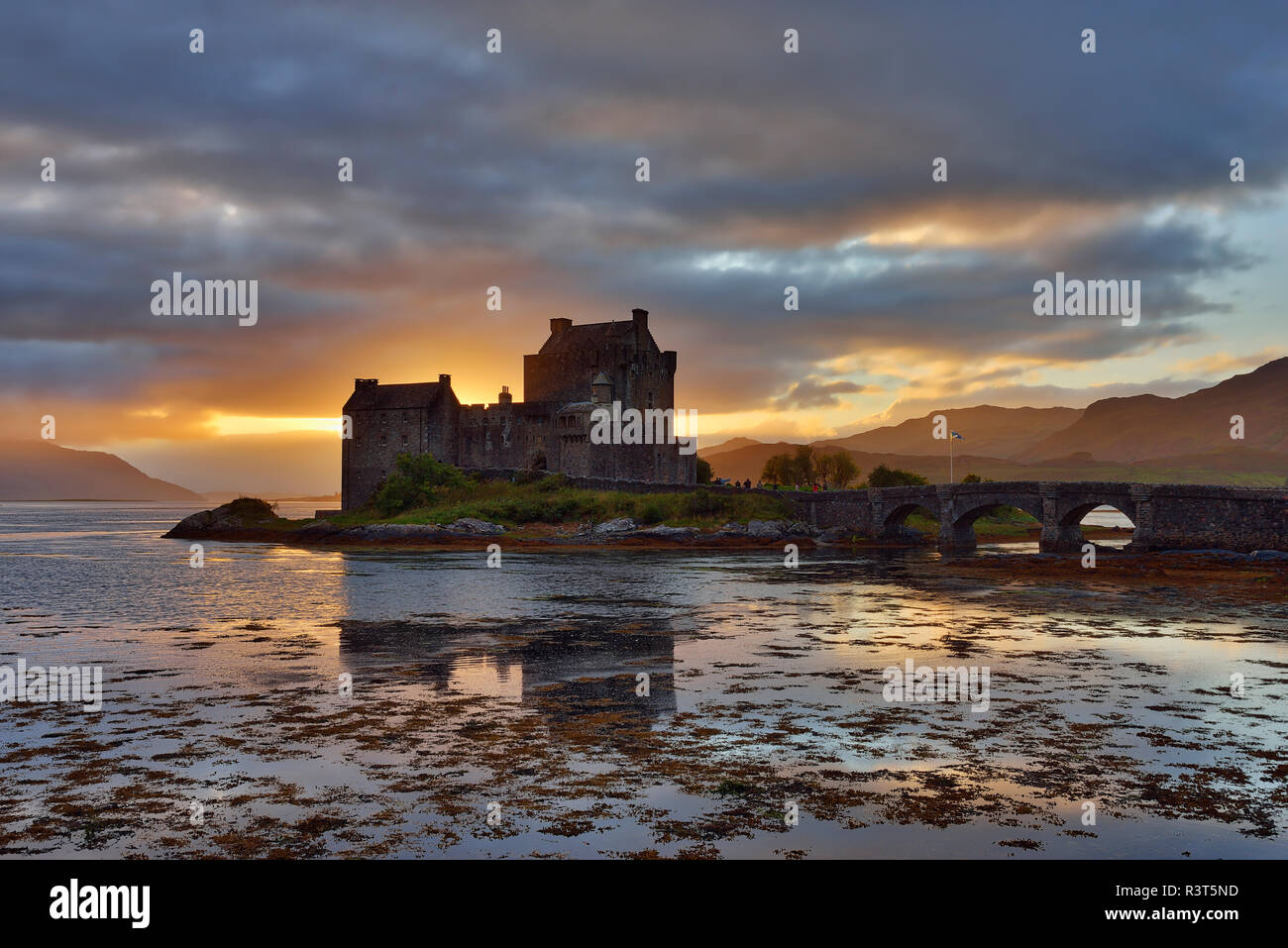 Regno Unito, Scozia, Loch Duich e Loch Alsh, Kyle of Lochalsh, Eilean Donan Castle di sera Foto Stock