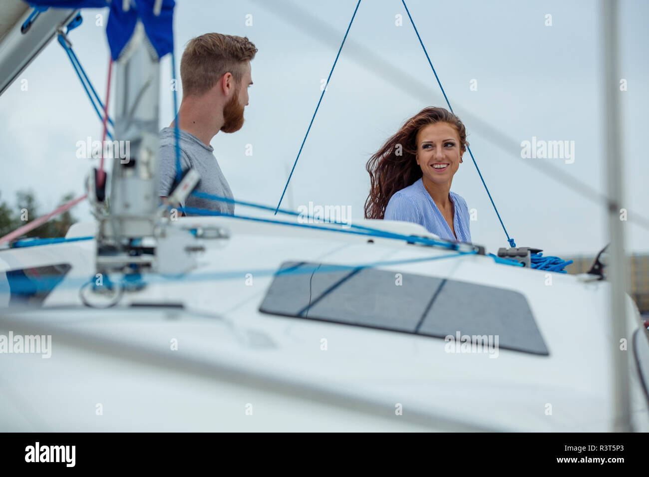 Coppia felice su una barca a vela Foto Stock