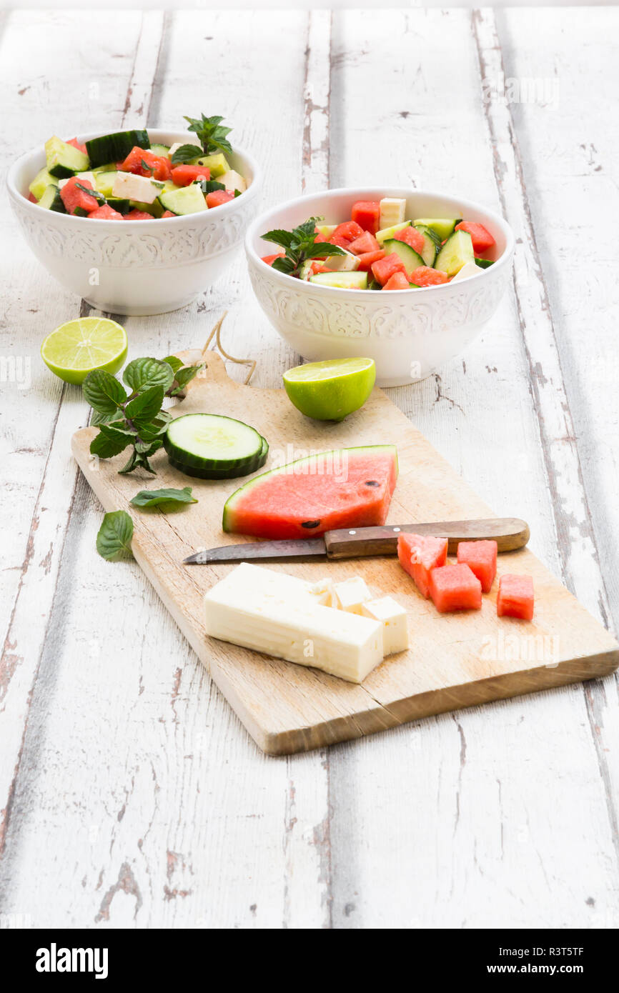 Anguria Insalata con formaggio feta, cetriolo, menta e calce medicazione in legno bianco Foto Stock