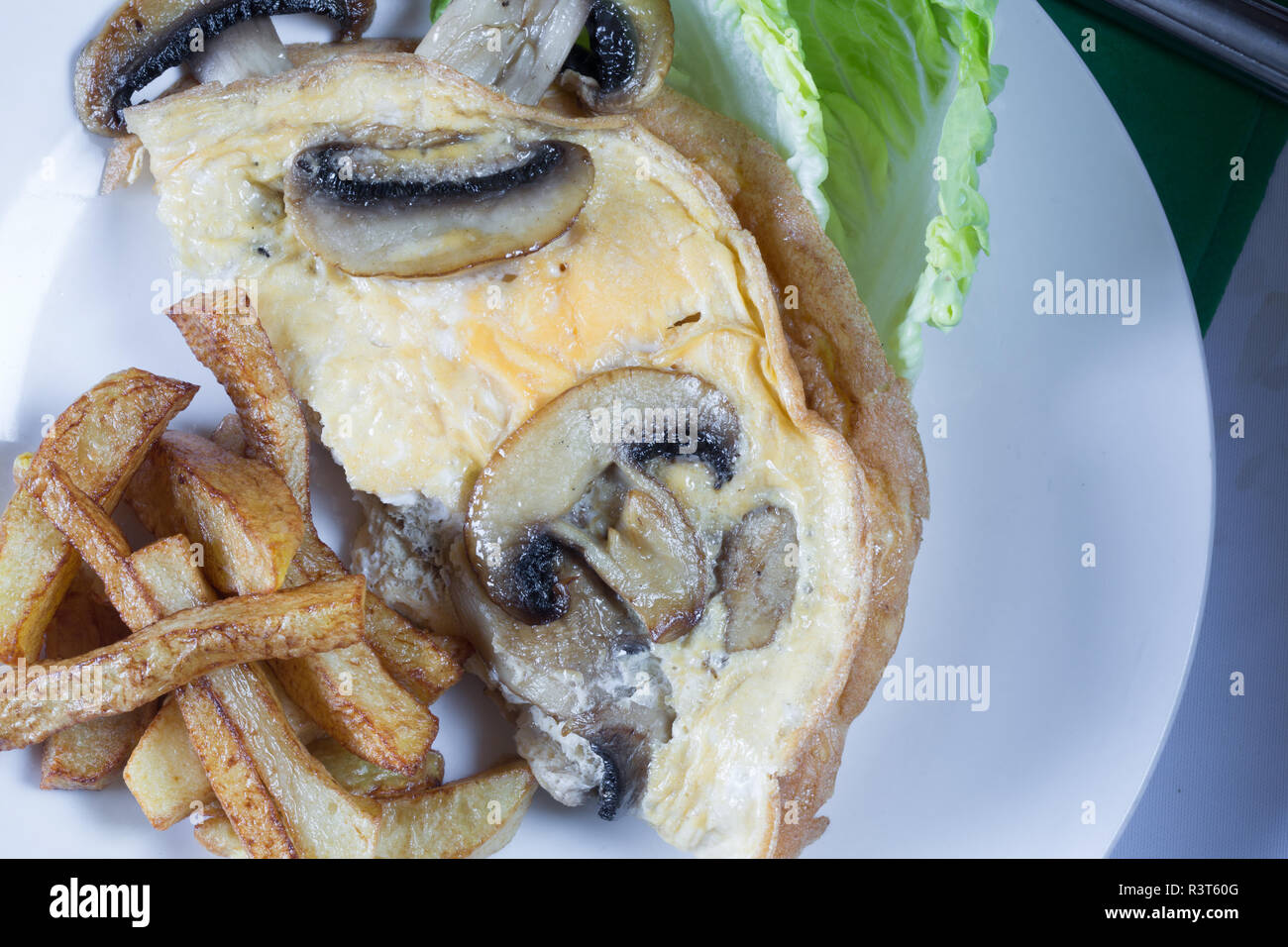 Un pasto placcati di frittata con con chip/patatine fritte Foto Stock