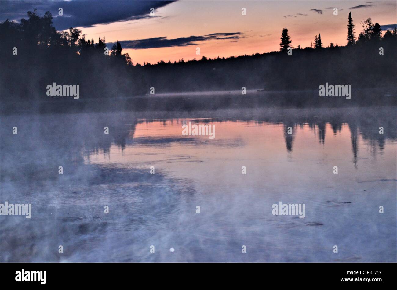 La nebbia Tramonto sul lago Nine-Mile Foto Stock