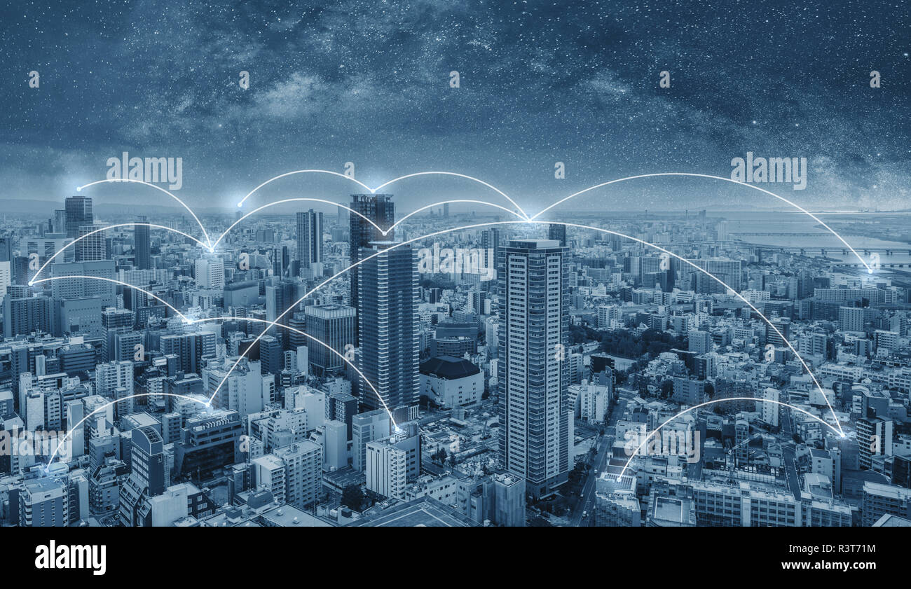 Tecnologia di connessione di rete nella città, blu cityspace con connessione di linee di rete Foto Stock