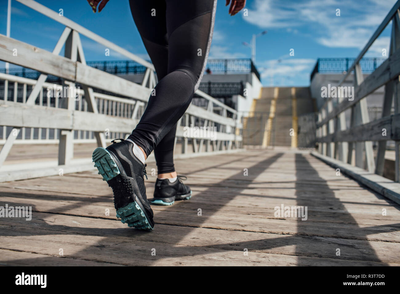Gambe di donna atletica in esecuzione su un molo Foto Stock