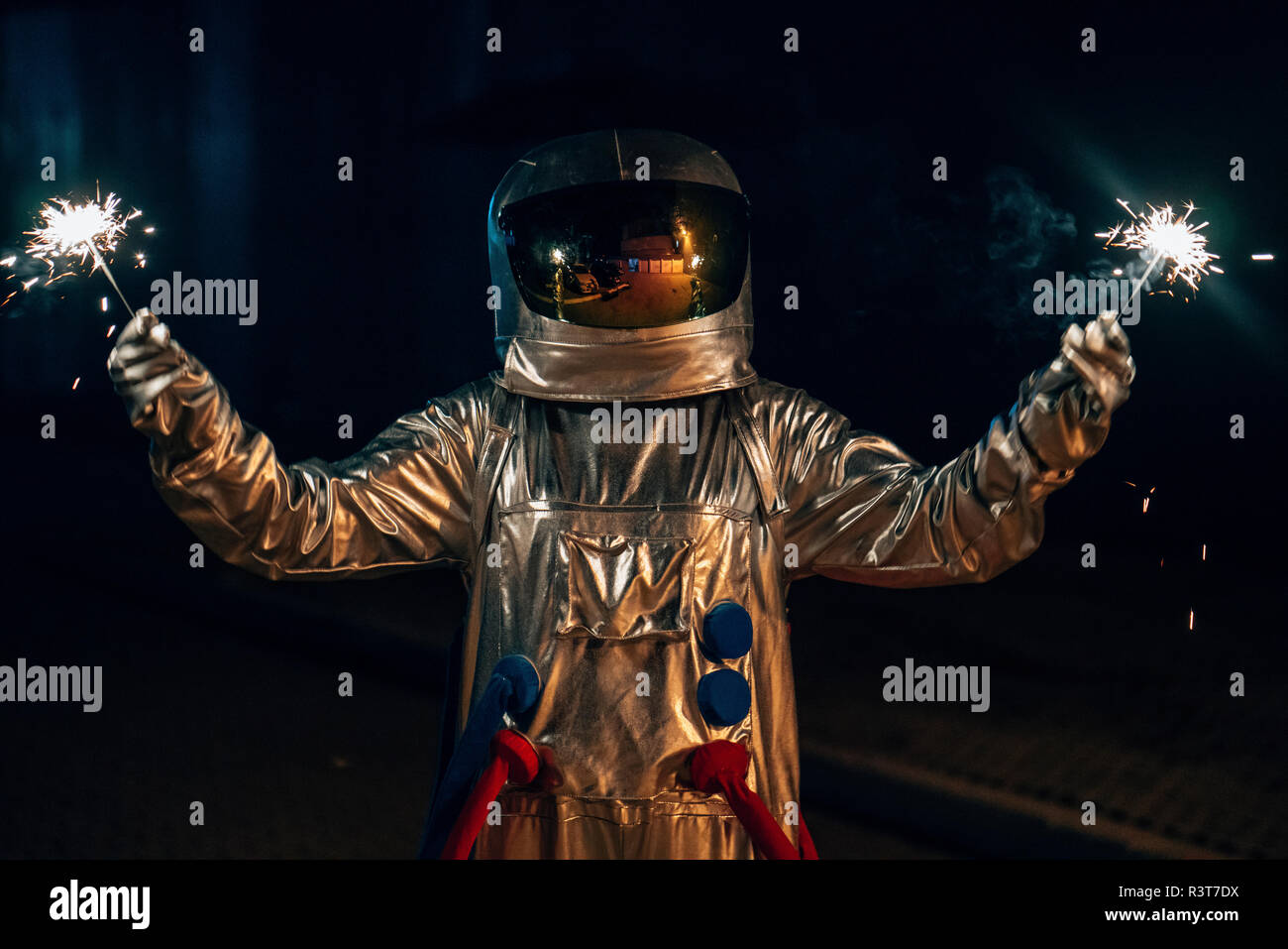 Spaceman in piedi su una strada di notte azienda botti Foto Stock