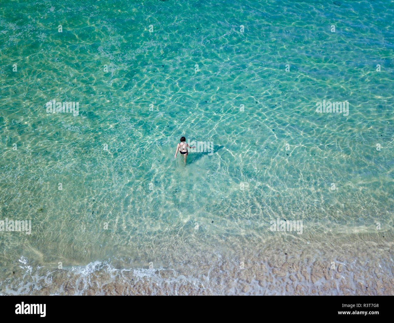 Indonesia, Bali, Melasti, vista aerea del Karma Kandara beach, donna di andare in acqua Foto Stock