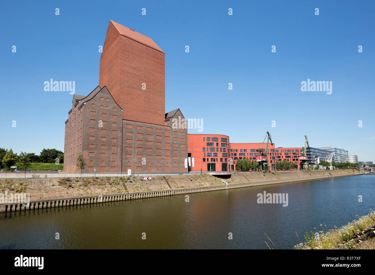 Germania, Duisburg, vista Landesarchiv con edifici per uffici Foto Stock