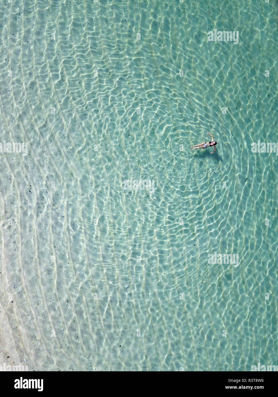 Indonesia, Bali, Melasti, vista aerea del Karma Kandara beach, donna in acqua Foto Stock