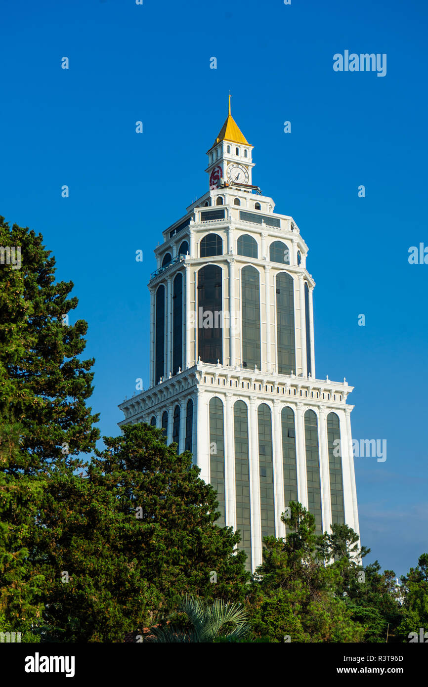 Batumi, Adjaria, Georgia - 08 luglio 2018: edifici di 5 stelle moderno Sheraton hotel si trova vicino a Batumi boulevard passeggiata costiera a piedi Foto Stock