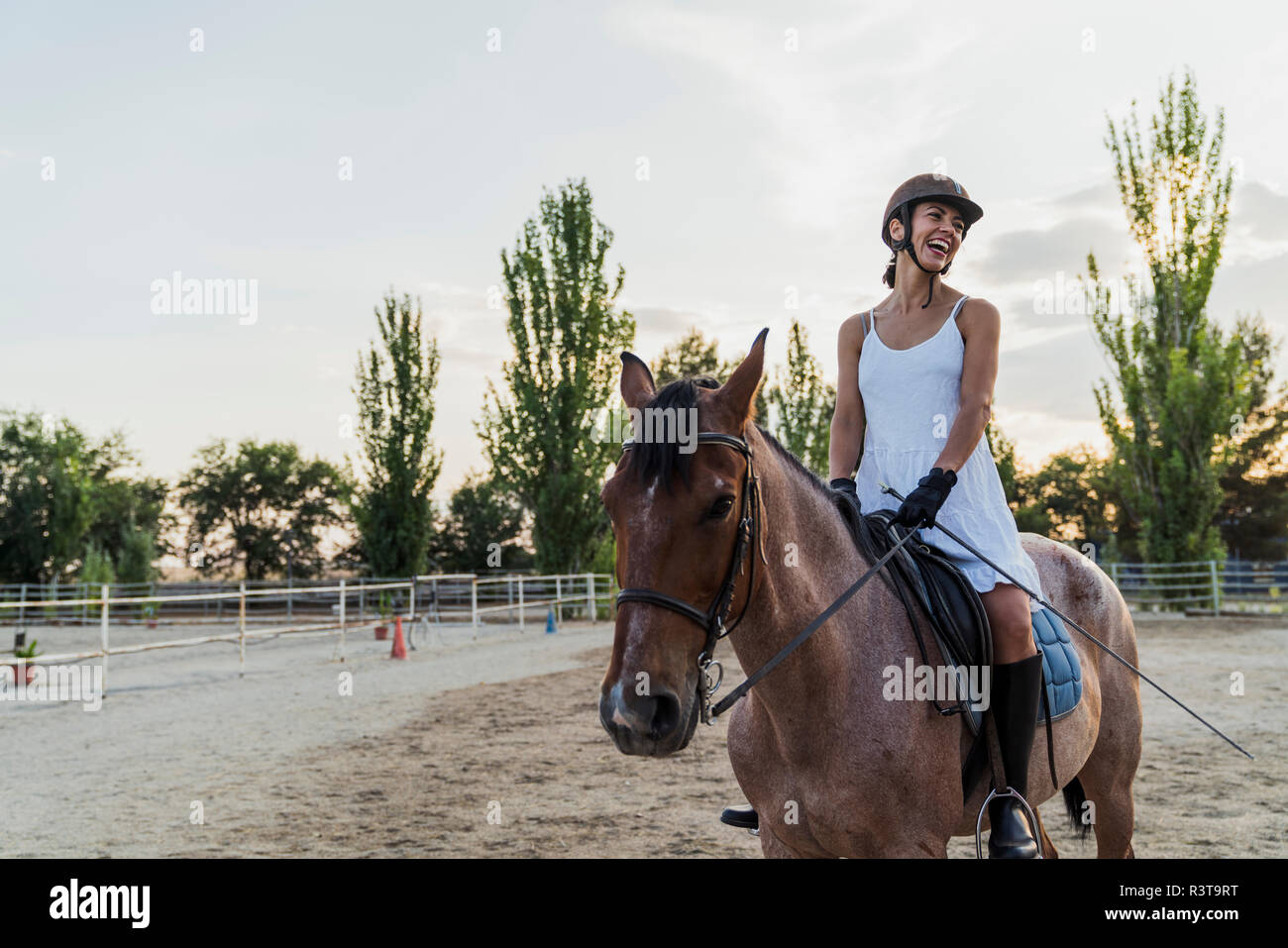 Ridendo donna a cavallo Foto Stock