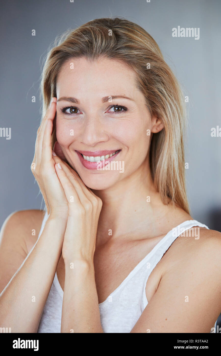 Ritratto di sorridere donna bionda al mattino Foto Stock