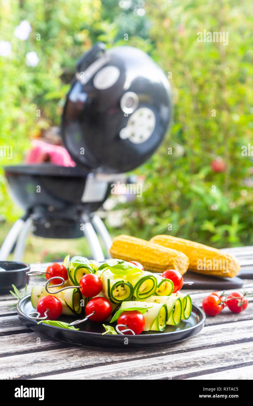 Grigliata grill vegetariano spiedini, pomodoro, formaggio di pecora e fette di zucchine Foto Stock