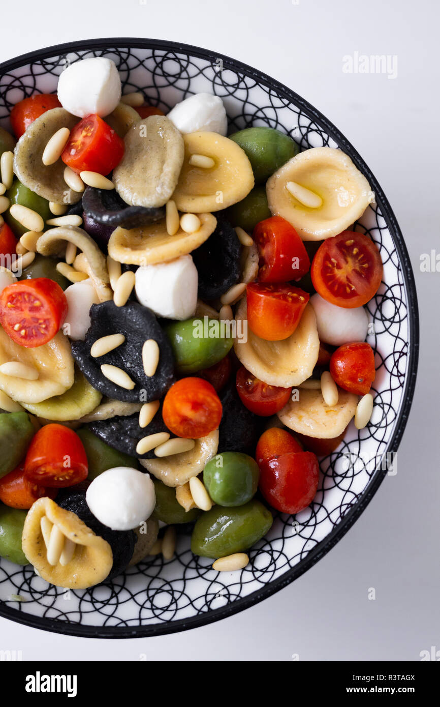 Mediterraneo orecchiette con pomodoro, olive, mozzarella Foto Stock