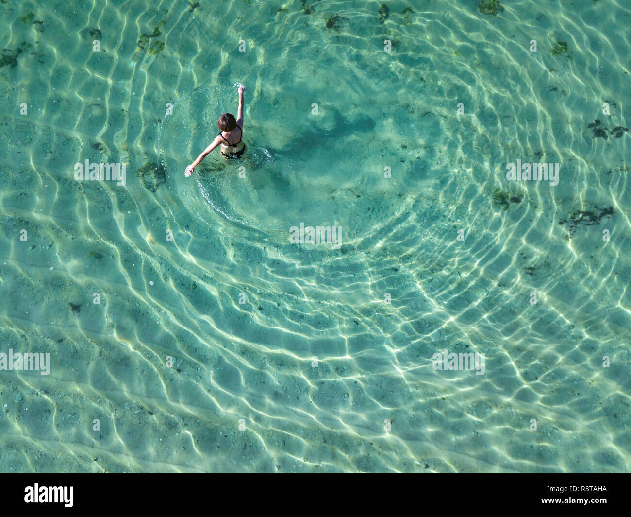 Indonesia, Bali, Melasti, vista aerea del Karma Kandara beach, una donna in acqua Foto Stock