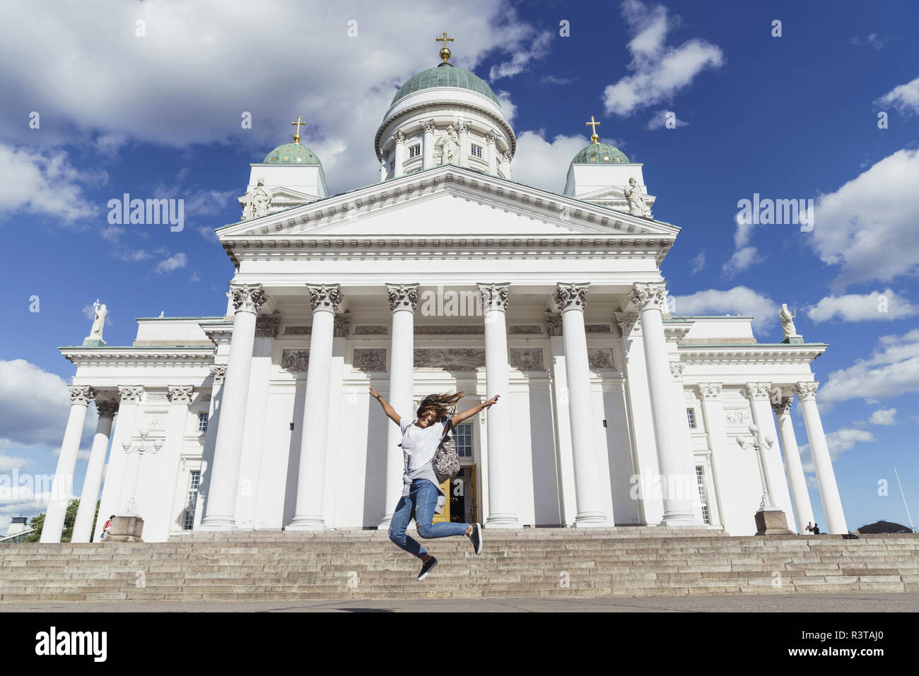 Finlandia, Helsinki, donna che si tuffa nella parte anteriore della Cattedrale di Helsinki Foto Stock