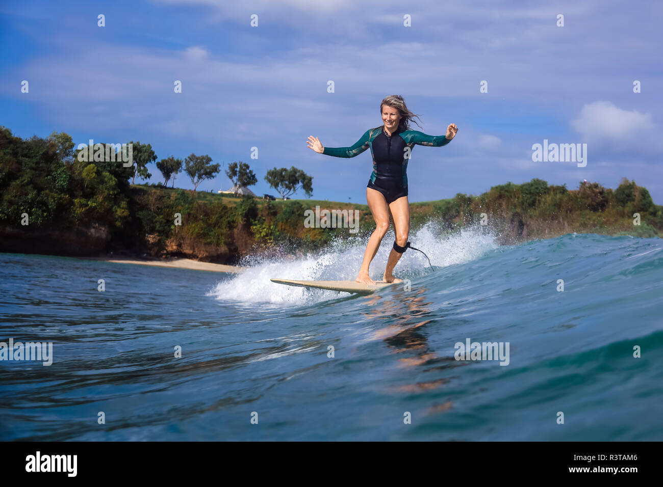 Indonesia, Bali, Balangan beach, surfer su un'onda Foto Stock