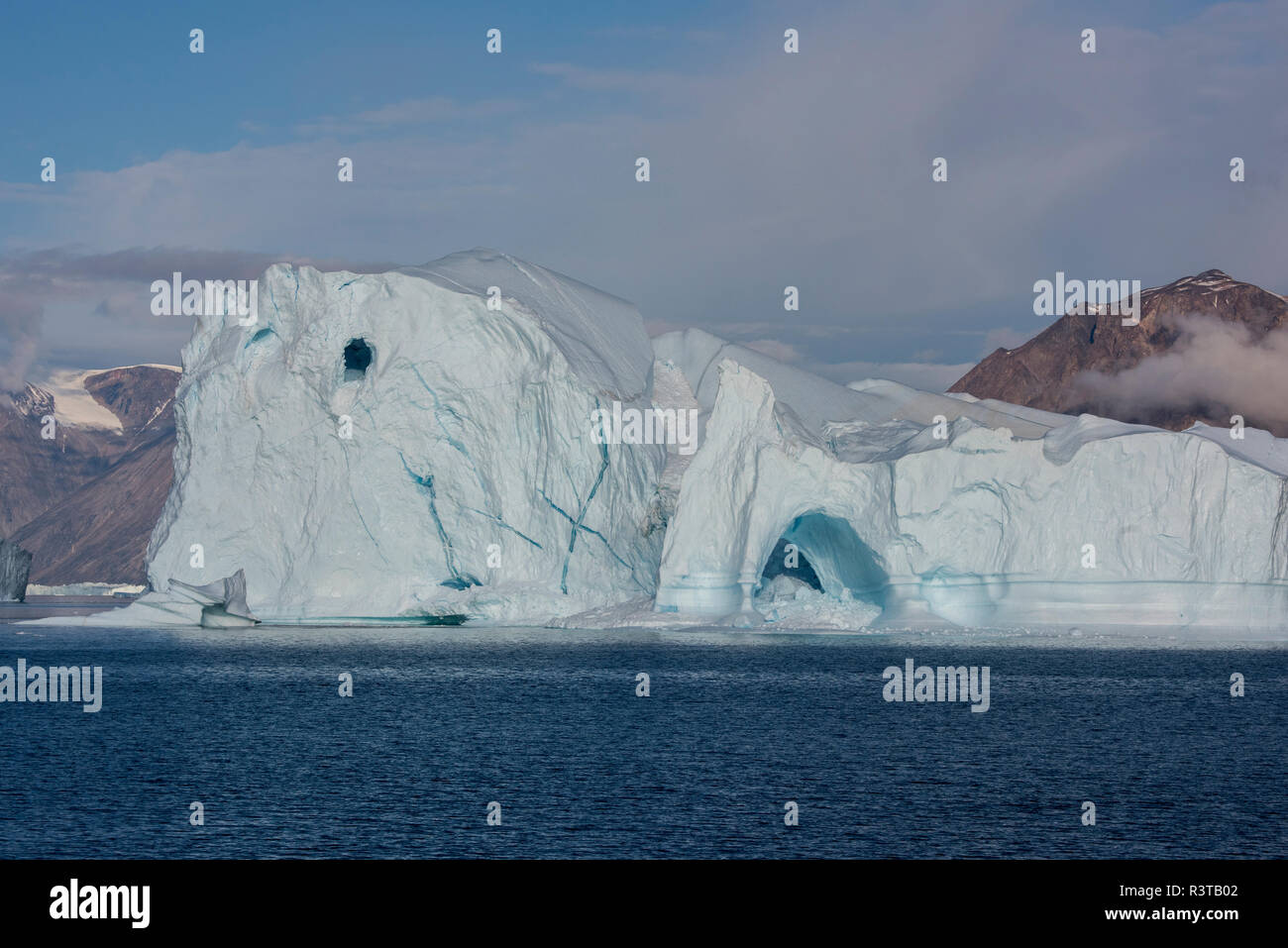 La Groenlandia, Scoresbysund, aka Scoresby Sund, Nordvestfjord. Grandi iceberg con formazione di arco. Foto Stock
