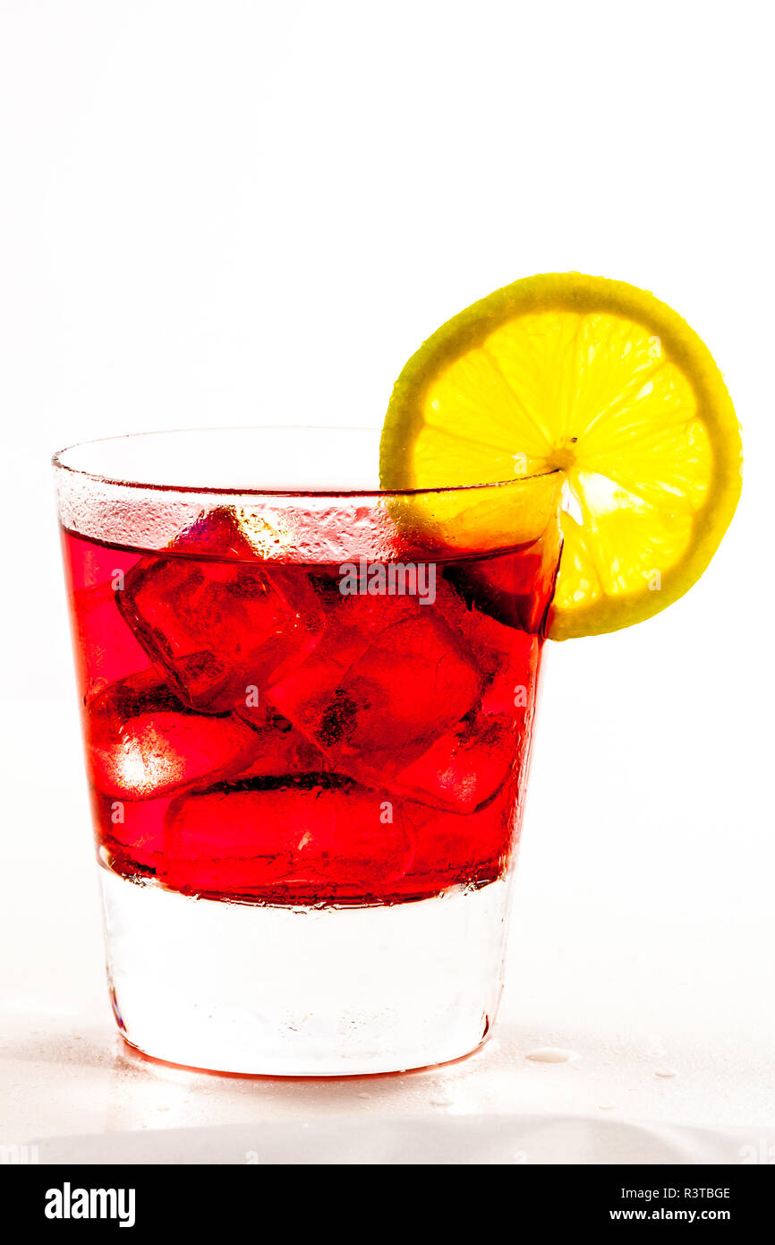 Cocktail di scambiatore di calore con limone e ghiaccio Foto Stock