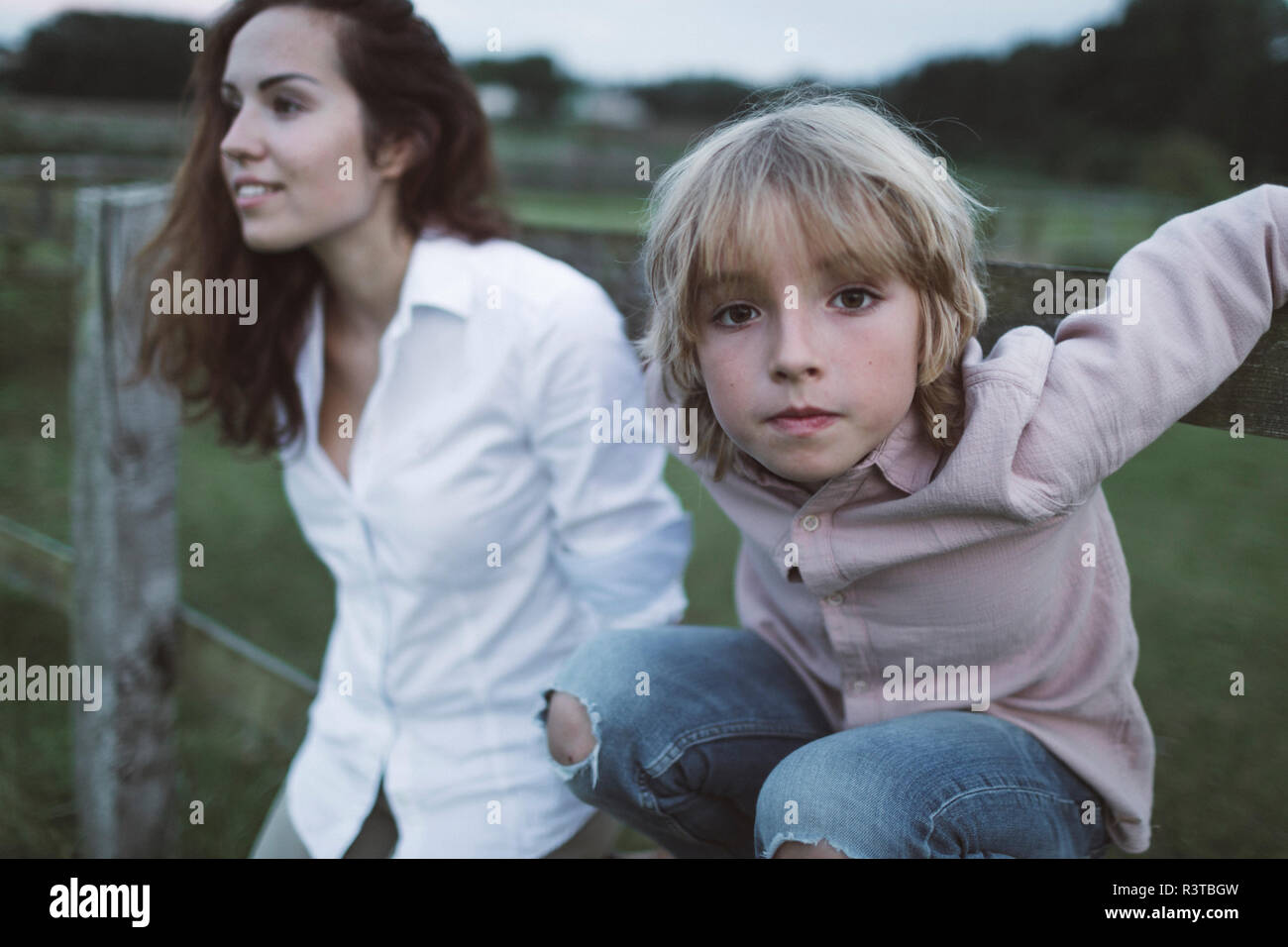 Ritratto di ragazzo con la giovane donna in background Foto Stock