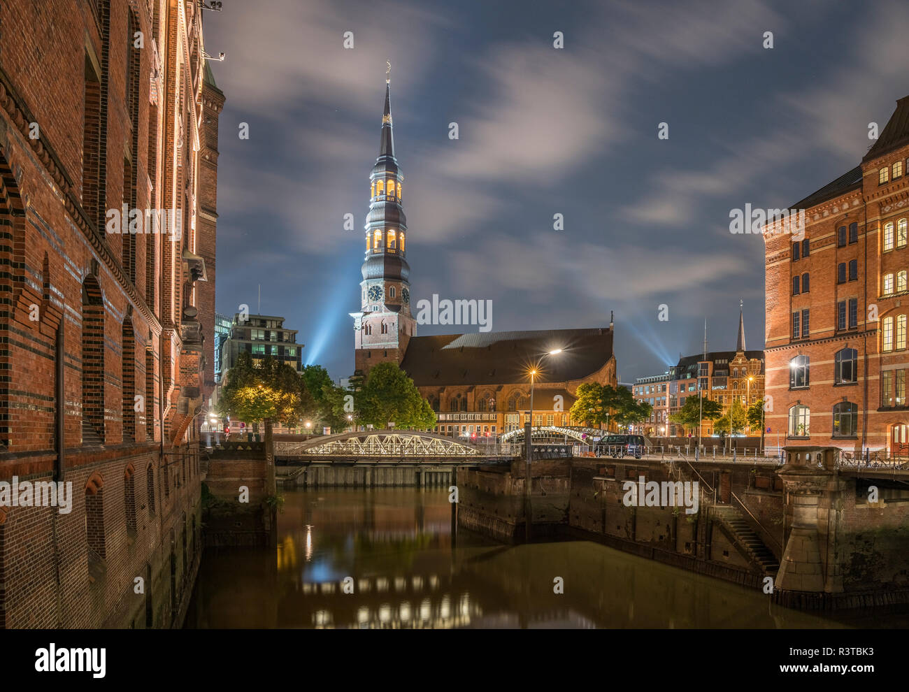Germania, Amburgo, Speicherstadt, la chiesa di Santa Caterina di sera Foto Stock