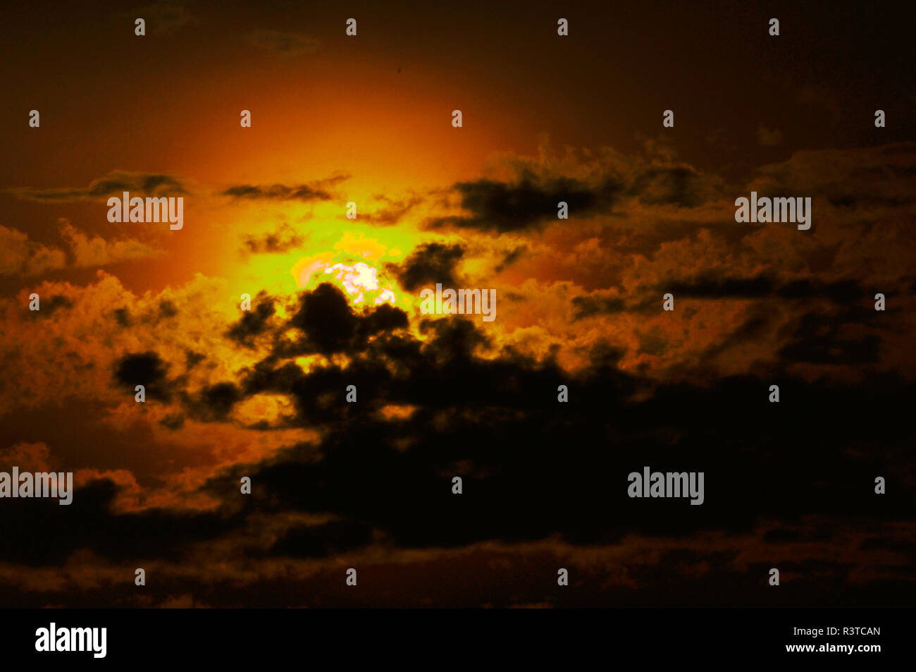 Tramonto : il sole dietro il cloud Foto Stock