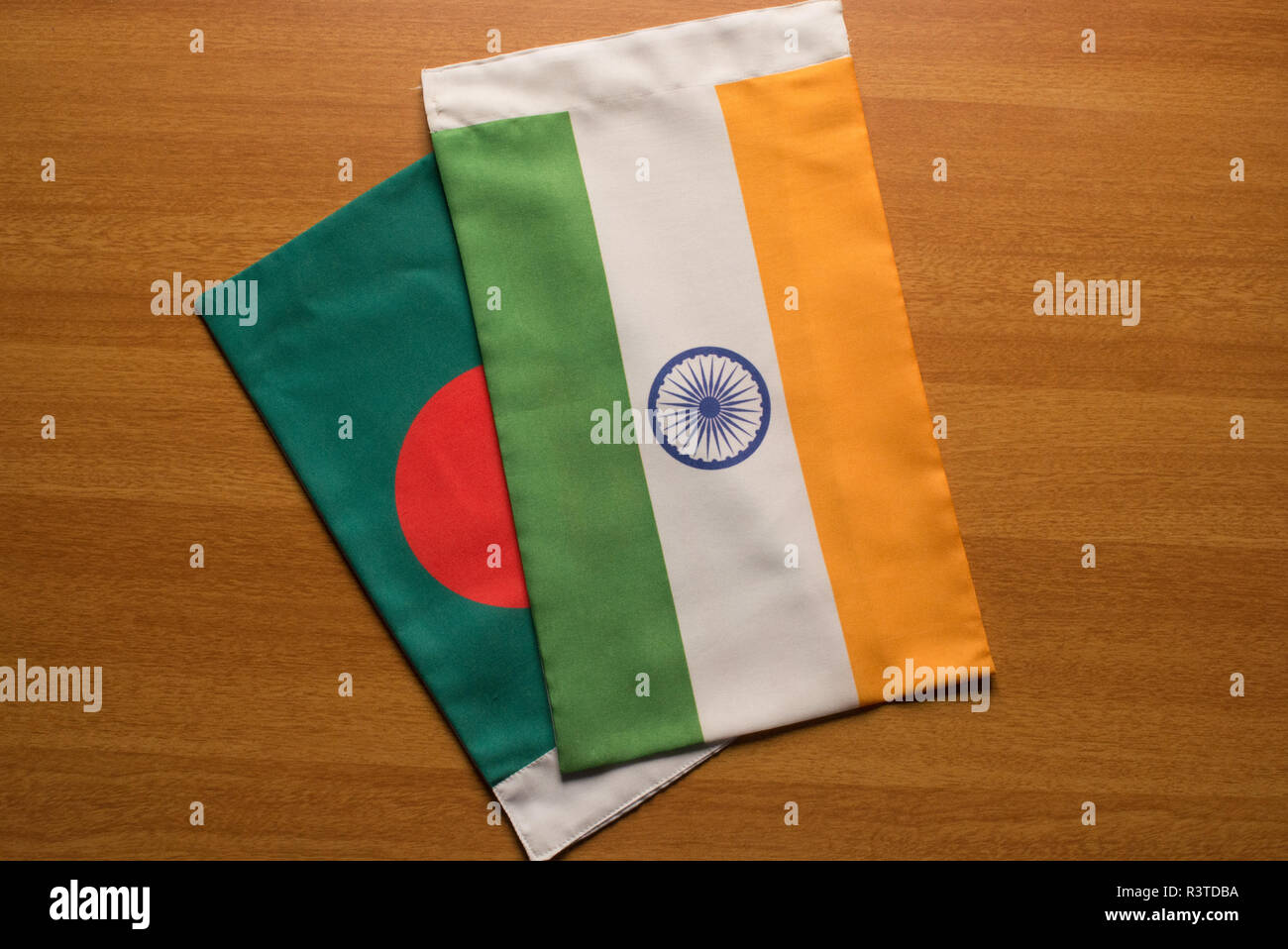 Bangladesh e bandiere indiano collocato sul tavolo. Foto Stock